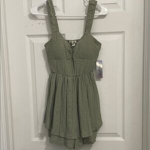 NWT DEREK HEART TEXTURED OLIVE GREEN ROMPER. SIZE MEDIUM.